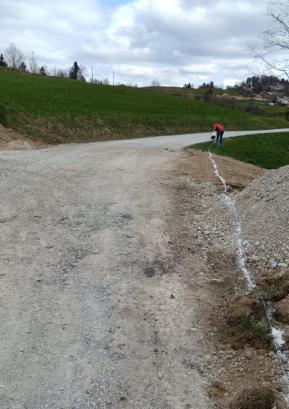 Ta čas poteka sanacija zgornjega odseka ceste proti Hlavčim Njivam. FOTO: ARHIV OBČINE