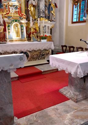Cerkev sv. Pavla v Stari Oselici je celovito opremljena z novimi prti s klekljano čipko. FOTO: JURE FERLAN