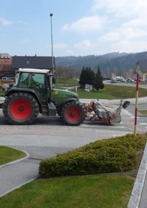 Strojno čiščenje ceste v Gorenji vasi
