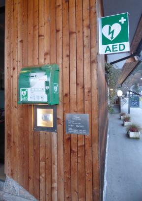 Defibrilator so na Hotavljah namestili tudi na gostilni Lipan. FOTO: JURE FERLAN