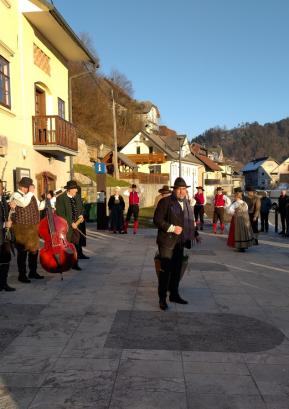 Koledniki so se ustavili tudi v Poljanah in zbranim zaželeli srečo v novem letu. FOTO: JURE FERLAN