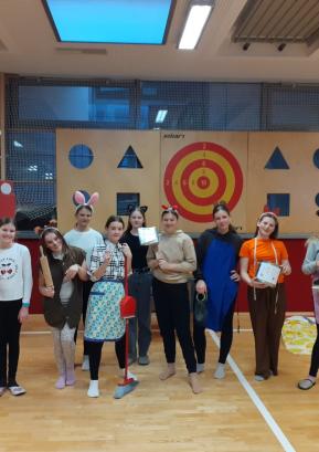 Učenke gledališkega kluba so pripravile predstavo o Mojci Pokrajculji. FOTO: ARHIV ŠOLE