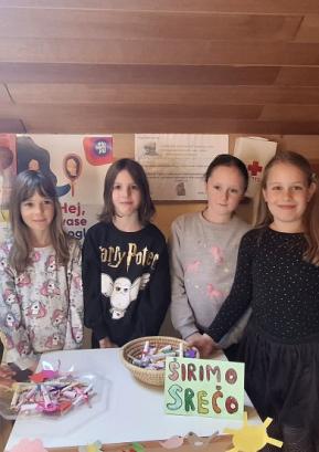 Učenci prvega triletja so po šoli širili srečo. FOTO: ARHIV ŠOLE