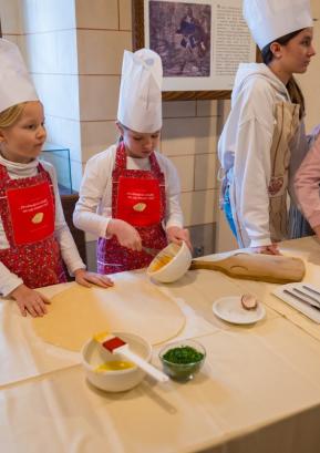 Pri prikazu izdelave štrukljev so sodelovale tako starejše kot tudi najmlajše učenke osnovnih šol v Gorenji vasi in Poljanah ter njihovih podružnic. FOTO: PRIMOŽ PIČULIN