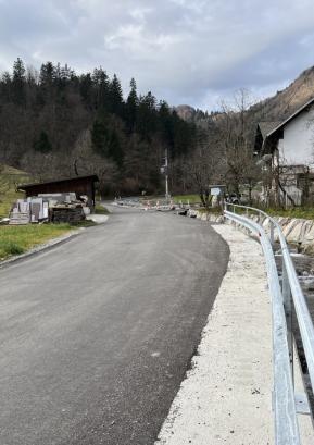 Letos je občina v sklopu obnove po poplavah leta 2023 urejala tudi strugo potoka Trebišnik in cesto ob njej. FOTO: ANTON JEREB