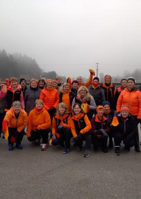 Skupina Po-migi v Poljanah je od letošnjega miklavževega dalje opremljena z oranžnimi bufi. FOTO: JURE FERLAN