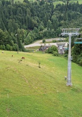 V STC Stari vrh so letos prvič tudi poleti omogočili panoramske vožnje s šestsedežnico na Stari vrh. FOTO: MIHA MRAK