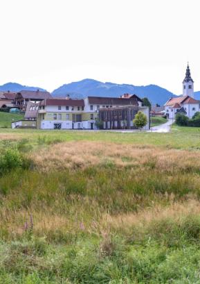 Konec julija bo občina začela urejati komunalno infrastrukturo na območju Trate v Gorenji vasi. FOTO: TINA DOKL