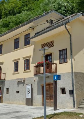 Šubičeva hiša pričakuje udeležence počitniških delavnic. FOTO: JURE FERLAN