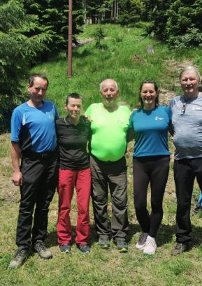 Pohodniki z največ vpisi v sezoni 2025/2026: (od leve) Simon Ozebek, Polona in Stane Guzelj ter Pavle Razložnik s predsednico društva Darjo Krek FOTO: LIDIJA RAZLOŽNIK ČEFERIN