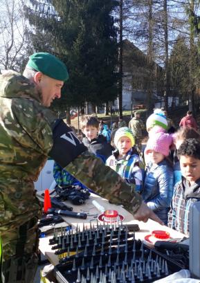 V januarju se je učencem OŠ Poljane pred šolo predstavila Slovenska vojska.