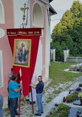 Bandero morajo zaradi velikosti nesti kar trije nosači, to opravilo pa zahteva tudi precej spretnosti. FOTO: JURE FERLAN