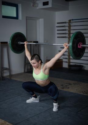 Ana Koprivnikar med treningom olimpijskega dvigovanja uteži. FOTO: MAJKUM