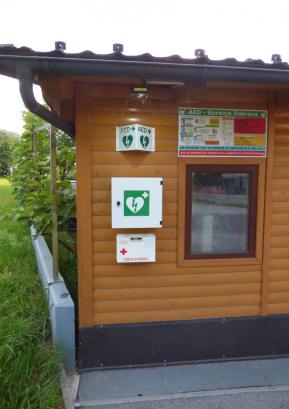 Defibrilator na Gorenji Dobravi je nameščen na lesenem objektu ob glavni cesti Gorenja vas–Lučine. FOTO: JURE FERLAN