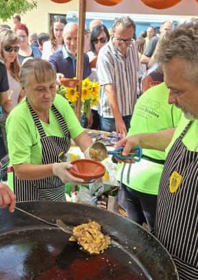 Množica obiskovalcev je pražen krompir z lisičkami pojedla do zadnjega grižljaja v pol ure. FOTO: JOŽEF ČEPIN