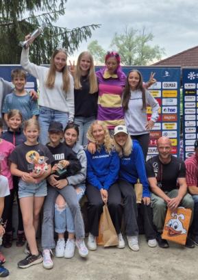 Veselje smučarjev SK Poljane ob razglasitvi najboljših smučarskih klubov in društev v Sloveniji. Zasedli so skupno drugo mesto, kar je za mesto bolje od lanske uvrstitve. Foto: arhiv kluba