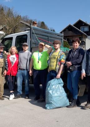 Del udeležencev, ki so na čistilni akciji poskrbeli za zaključna opravila FOTO: JURE FERLAN