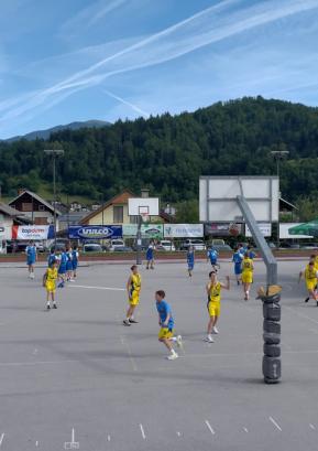 Na Košarkarskem festivalu v Gorenji vasi je košarko igralo 270 otrok. FOTO: JURE FERLAN