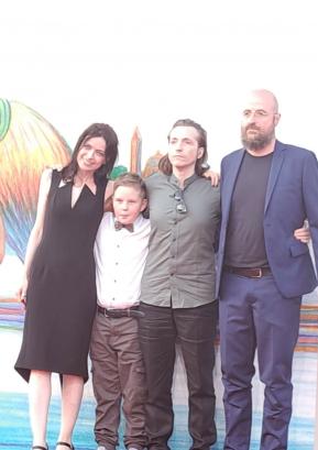 Rene Mlinar na rdeči preprogi v družbi režiserjev kratkega filma Rene gre v vojno FOTO: OSEBNI ARHIV