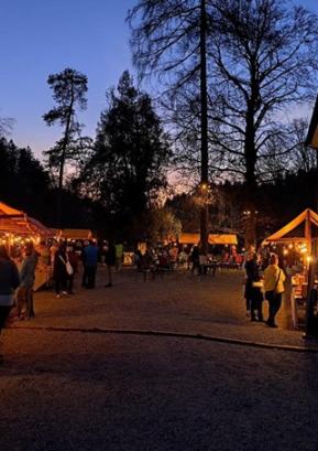 V idiličnem ambientu Dvorca Visoko lahko doživite pričakovanj polno predbožično vzdušje na Adventnem sejmu. FOTO: ARHIV ZAVODA