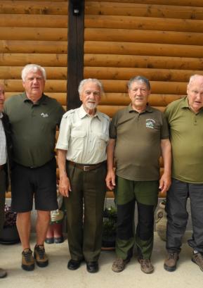 Na njegovem domu so jubilanta obiskali lovski prijatelji. Z leve: Joško Muri, Branko Galjot, Vili Tomat, jubilant Lado Dolenc, Peter Belehar in France Ekar. FOTO: ARHIV FRANCETA EKARJA