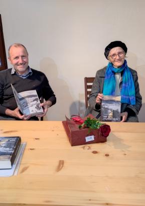 Matjaž Eržen in ddr. Marija Stanonik sta Poljancem predstavila njeno najnovejšo knjigo. FOTO: JURE FERLAN