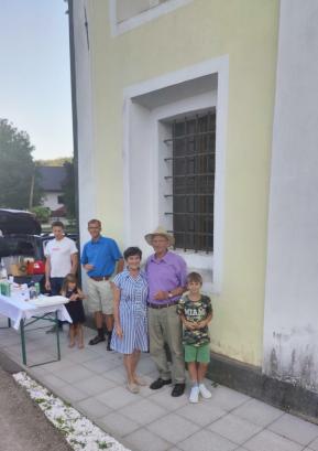 Peter Banič z ženo Marto in domačimi pred cerkvijo na Hotavljah FOTO: MARJAN LAMPRET