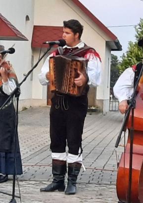 Glasbeniki folklorne skupine Turističnega društva Sovodenj v Novi Oselici FOTO: MILKA BURNIK