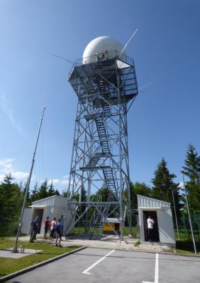 Radarski stolp je pritegnil precej obiskovalcev tudi iz gorenjevaško-poljanske občine. FOTO: JURE FERLAN