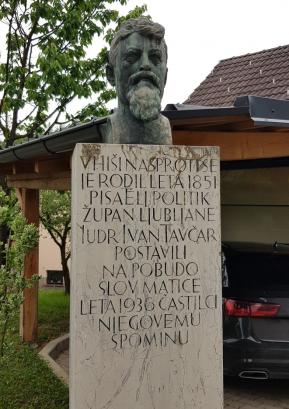 Doprsni kip Ivana Tavčarja pred Kosmovo hišo v Poljanah FOTO: GORAN ŠUŠNJAR