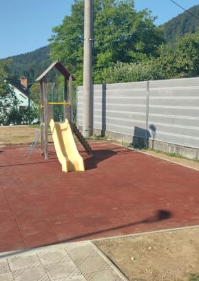 Kamenčke pod otroškim toboganom so zamenjali z gumirano podlogo. FOTO: JURE FERLAN