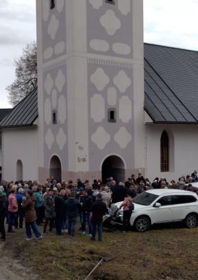 Letos se je na Jarčjem Brdu zbralo veliko število romarjev k sv. Valentinu. FOTO: JURE FERLAN