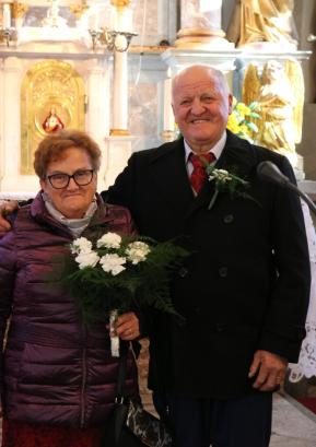 Zlatoporočenca Franc in Marica Krek v leskovški cerkvi FOTO: ARHIV DRUŽINE KREK