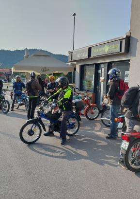 Mopedisti so se s svojimi tomosi odpravili na 130 kilometrov dolgo pot po stari cesti do slovenske obale. FOTO: JURE FERLAN