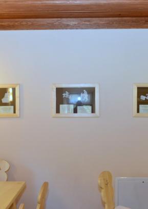 Kavarno na Visokem krasijo klekljani izdelki gorenjevaških klekljaric na temo Visoške kronike. Foto: Franc Medvešek