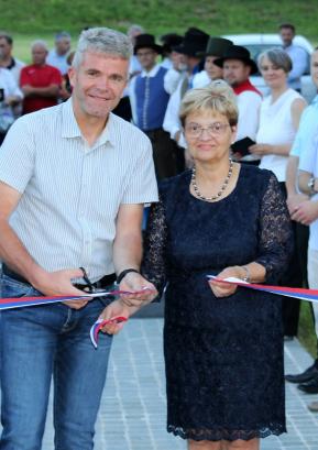 Trak na Fortunovi brvi sta prerezala župan Milan Čadež in predsednica KS Gorenja vas Mirjana Možina. FOTO: VITO DEBELAK