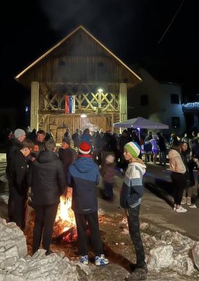 Vaščani Trate in Lajš se radi srečajo pred Remčkovim kozolcem. FOTO: ARHIV KRAJANOV