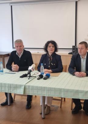 Milan Čadež, Karmen Praprotnik in Žan Mahnič so predstavili aktivnosti, ki potekajo za sanacijo treh problematičnih cestnih odsekov v občini. FOTO: MATEJA RANT