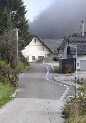 Ob lokalni cesti Podgora–Trebija so na delu pešpoti skozi vas uredili tudi talne označbe za pločnik za pešce. FOTO: GAŠPER ČADEŽ