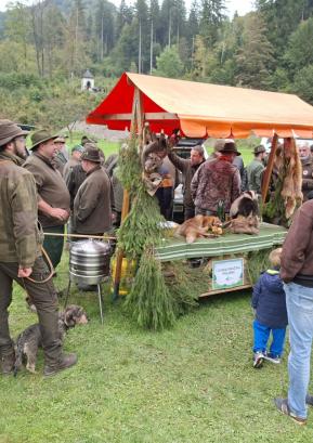 Na stojnicah so člani lovskih družin predstavili svoje dejavnosti, ki poleg lova obsegajo tudi skrb za živali. FOTO: ARHIV ZAVODA POLJANSKA DOLINA