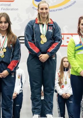 Klara Mezek je z osvojeno medaljo na evropskem prvenstvu več kot zadovoljna. FOTO: ARHIV EUROPEAN POWERLIFTING FEDERATION