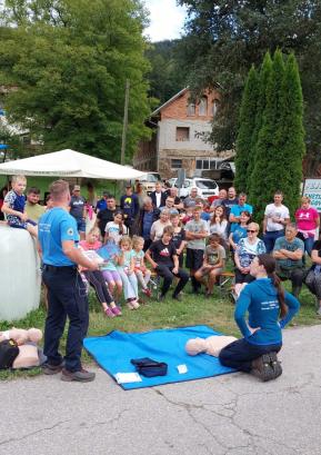 Člani ekipe prve pomoči so zbranim nazorno predstavili delovanje defibrilatorja. Foto: Matej Šink