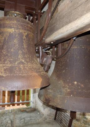 Na obeh zvonovih je napis K I D (Kranjska industrijska družba) in letnica MCMXXII (1922). FOTO: JURE FERLAN