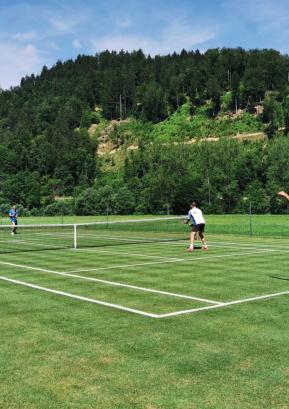 Dvorec Visoko je zadnjo nedeljo v juniju gostil odprto prvenstvo dvojic v tenisu na travnatem igrišču.