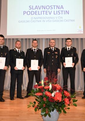 Poveljnik GPO Gorenja vas - Poljane Roman Kokalj in novi gasilski častniki (od leve proti desni): Matej Martinčič, Mitja Toplak, Domen Božičnik, Gregor Stanonik, Tadej Rudolf, Matija Božnar in Grega Krek. Manjkata Andrej Jereb in Urban Kokalj.