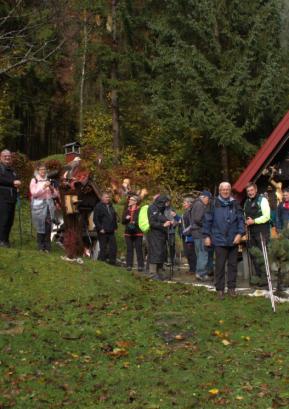Pohodniki na zadnjem Valentinovem pohodu pri pravljični hiški Salvina Petriča FOTO: HERMINA JELOVČAN