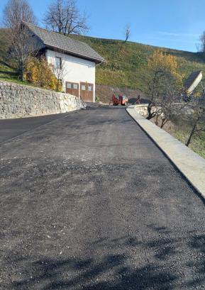 Pred kratkim so bila zaključena dela na štirih zahtevnejših plazovih v strmem terenu na območju lokalne ceste Malenski Vrh–Brda. FOTO: BOŠTJAN KOČAR
