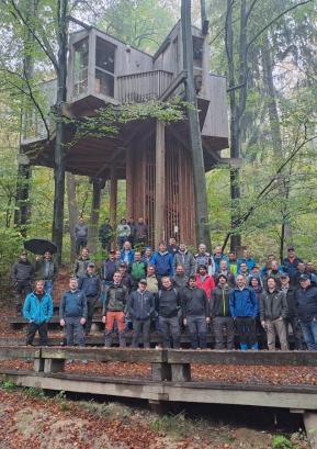 Udeleženci ekskurzije pred drevesno hišo v celjskem mestnem gozdu FOTO: ARHIV ZAVODA ZA GOZDOVE SLOVENIJE