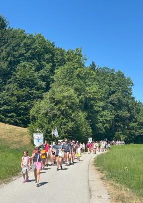 Otroci so se odpravili na oratorijski pohod na Dobravšce. FOTO: MAJA FILIPIČ