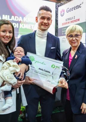 Aleš Čadež na podelitvi v družbi zaročenke Lucije Mur z dva meseca starim sinom Maksom in predsednico države Natašo Pirc Musar FOTO: TINA DOKL